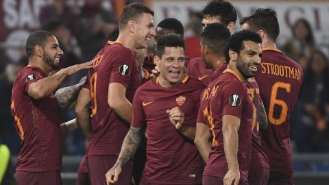 El jugador argentino de la Roma Diego Perrotti celebra con sus compañeros la anotación de un gol ante el Viktoria Plzen.