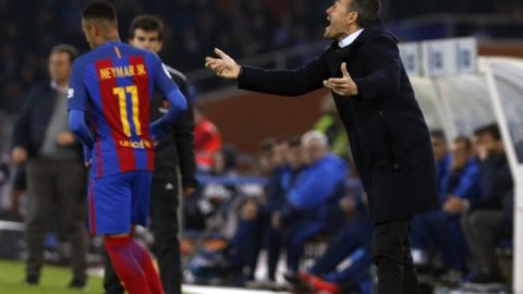 A Luis Enrique le urge que Iniesta vuelva al medio campo culé.