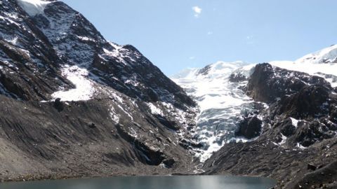 Lago glaciar cerca de las localidades de Pelechuco y Agua Blanca, en la región de Apolobamba en el norte de Bolivia.