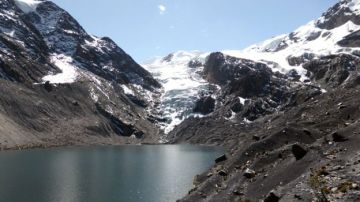 Lago glaciar cerca de las localidades de Pelechuco y Agua Blanca, en la región de Apolobamba en el norte de Bolivia.