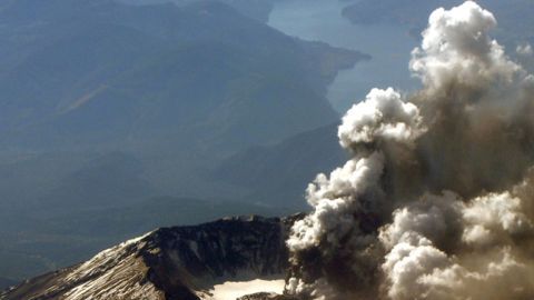 El Monte Santa Helena, en el estado de Washington, forma parte de un arco volcánico que se extiende desde el norte de California hasta Columbia Británica en Canadá.