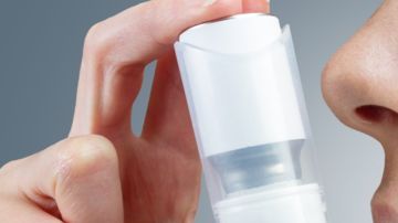 Persona con inhalador para tratar el asma
