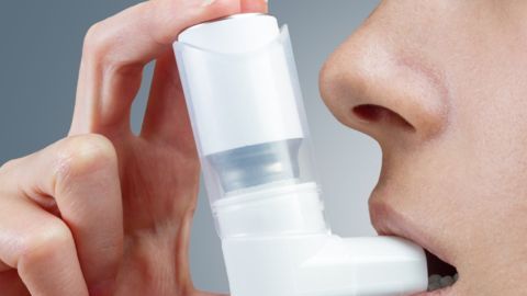 Persona con inhalador para tratar el asma