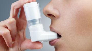 Persona con inhalador para tratar el asma
