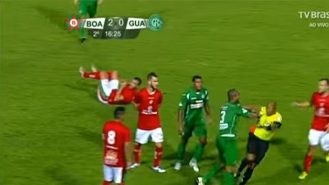 Futbolista agrede al arbitro en Brasil