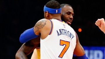Carmelo Anthony y LeBron James se saludan antes de un juego en el Madison Square Garden en la temporada pasada.