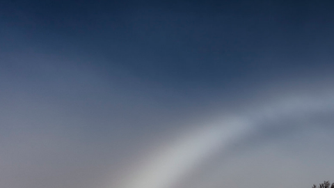 Para ver un "arcoíris blanco", uno debe tener el sol detrás.