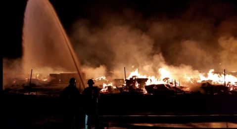 Bomberos combatieron las llamas por varias horas en un negocio de Perris.
