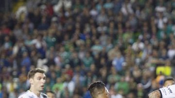 Germán Cano remata ante la impotencia de Vilar para el tercer gol del León.