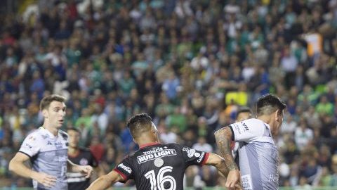 Germán Cano remata ante la impotencia de Vilar para el tercer gol del León.