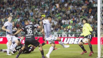 Germán Cano remata ante la impotencia de Vilar para el tercer gol del León.