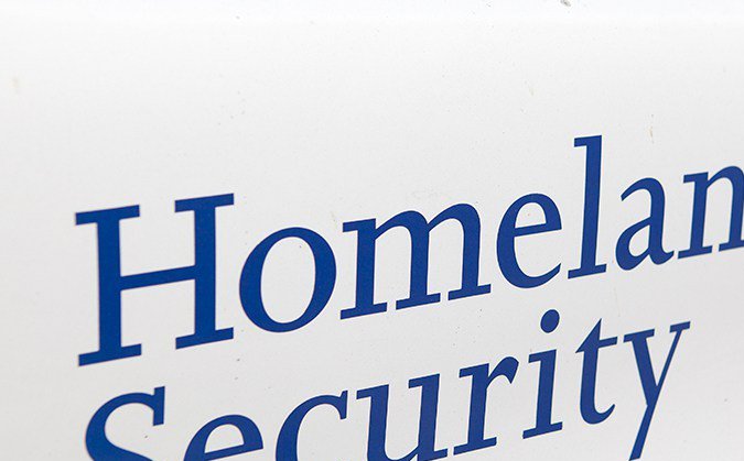 El agente de la Oficina de Inmigración y Control de Aduanas (ICE), que se encontraba fuera de servicio al momento del incidente, disparó contra la mujer que conducía y un hombre que la acompañaba mientras estos robaban su auto. /Archivo