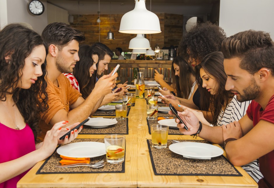 A pesar que la tecnología ha acortado las distancia y mantiene a sus usuarios conectados las 24 horas del día, al momento de cenar los amigos o integrantes de las familias están completamente desconectados. 