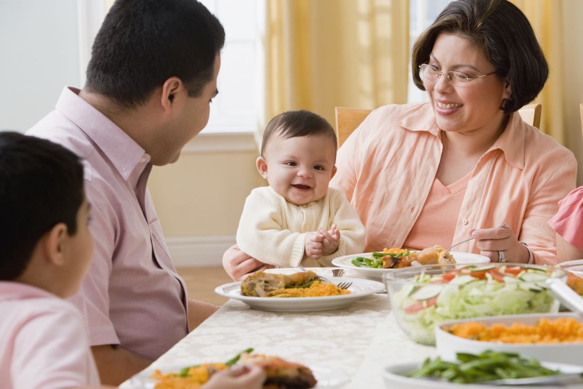 Los padres que no usan sus teléfonos celulares a la hora de la cena están realmente presentes y dan a sus hijos un momento de calidad.