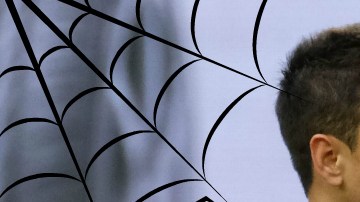 El mexicano Javier Hernández no olvida sus tradiciones allá en Alemania. Su equipo se las recuerda.