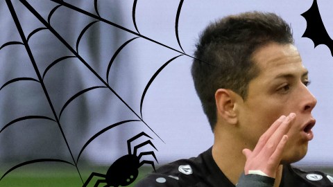 El mexicano Javier Hernández no olvida sus tradiciones allá en Alemania. Su equipo se las recuerda.