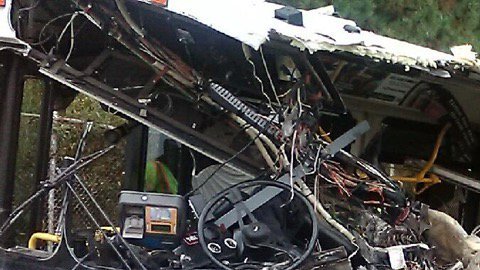 Estado en que quedó el  autobús de pasajeros de MTA tras el accidente en Baltimore.