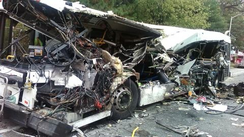 Estado en que quedó el  autobús de pasajeros de MTA tras el accidente en Baltimore.