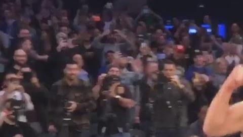 Conor McGregor la metió en la duela de los Knicks.