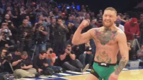 Conor McGregor la metió en la duela de los Knicks.