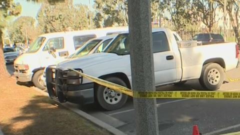 El hombre ya muerto yacía en el suelo a un lado de su coche en Costa Mesa.