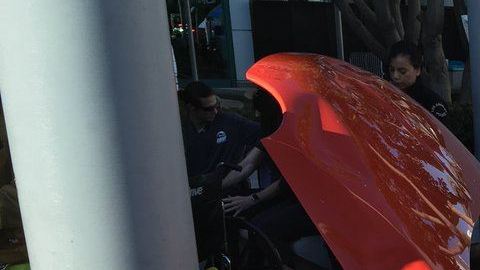 El vehículo, un Fiat, se estrelló contra las personas en un circuito donde los visitantes podían conducir autos de prueba.