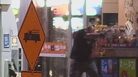 El ladrón salió de la tienda tras encerrarse allí tres horas y empezó a disparar contra los policías.