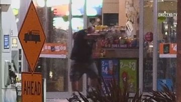 El ladrón salió de la tienda tras encerrarse allí tres horas y empezó a disparar contra los policías.