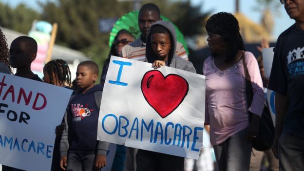 Niño con cartel a favor del ObamacareImage copyrightGETTY IMAGES Image caption El "Obamacare" ha recibido críticas por parte de los conservadores estadounidenses. Getty