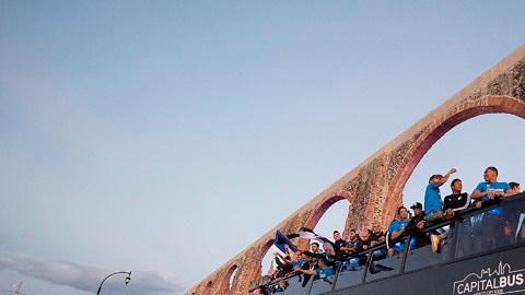 Desfile de Gallos Blancos de Queretaro