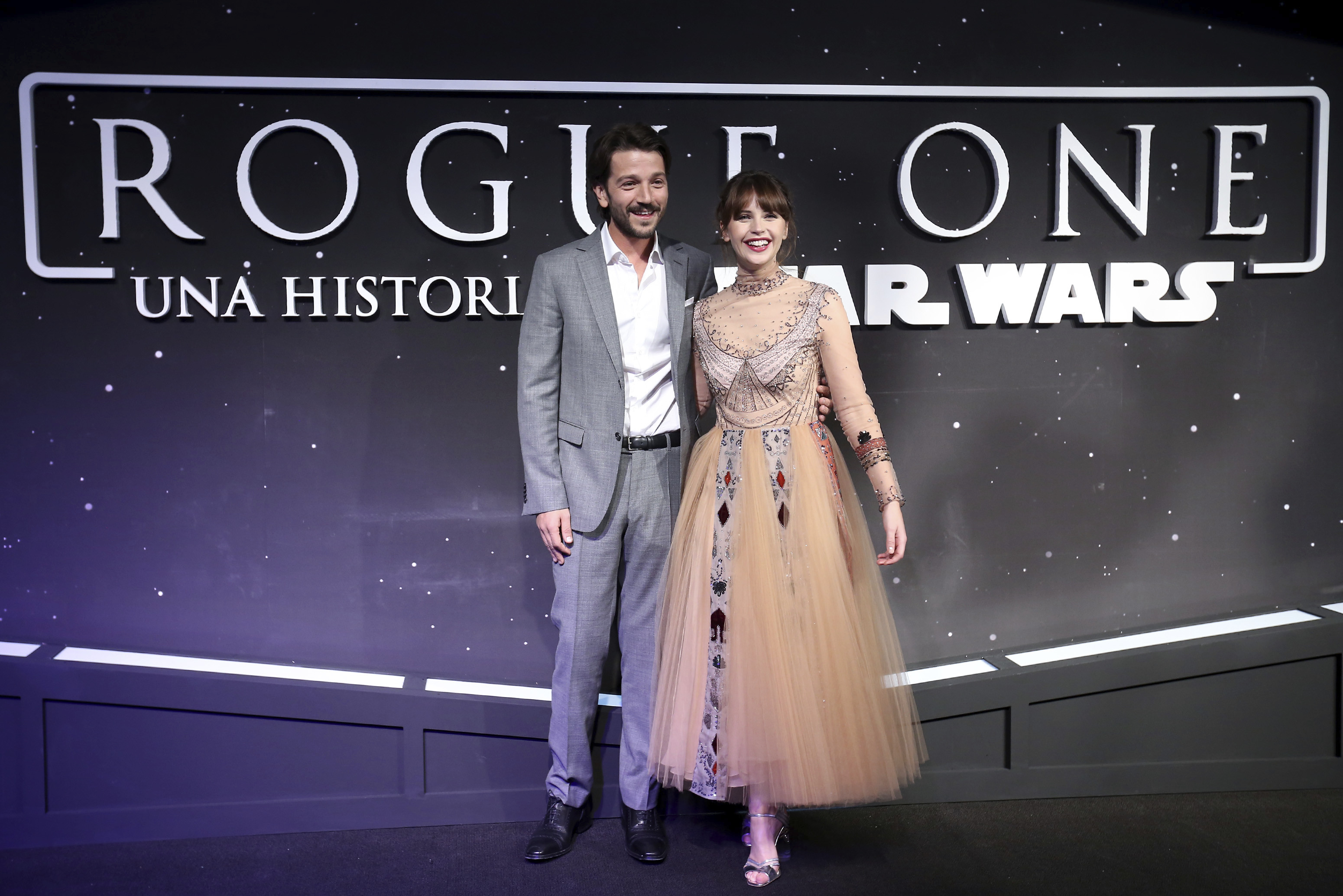 Diego Luna junto a su compañera de "Rogue One: A Star Wars Story", Felicity Jones / Foto: Getty Images