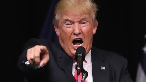 Trump se burla de Schwarzenegger.