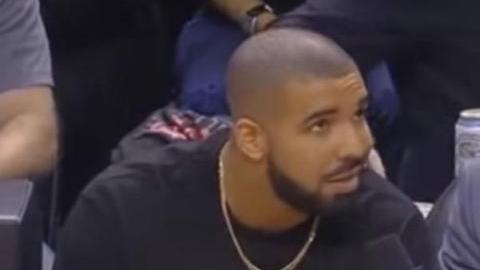 Drake, confesando su amor por Doris ante las cámaras.