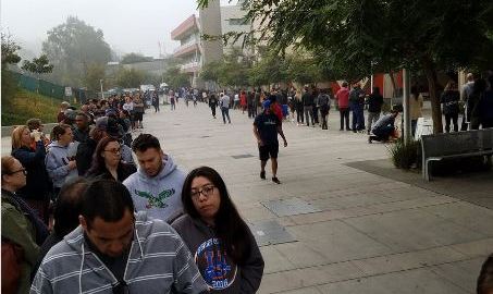 Así se armó la fila en el Colegio de West Los Angeles.