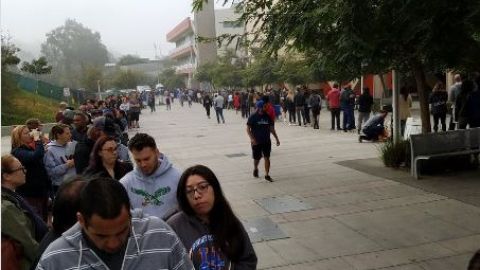 Así se armó la fila en el Colegio de West Los Angeles.