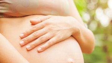 Durante el embarazo, las mujeres soportan muchos de los problemas de salud para los que se prescribe la marihuana medicinal; sin embargo, para muchas personas, fumar durante el embarazo es algo parecido al maltrato prenatal.