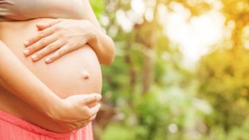 Durante el embarazo, las mujeres soportan muchos de los problemas de salud para los que se prescribe la marihuana medicinal; sin embargo, para muchas personas, fumar durante el embarazo es algo parecido al maltrato prenatal.