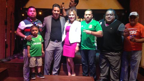 Miguel Jiménez (saco gris) y Marisa Díaz son los organizadores del viaje para ir a ver al Tri al MAPFRE Stadium de Columbus.