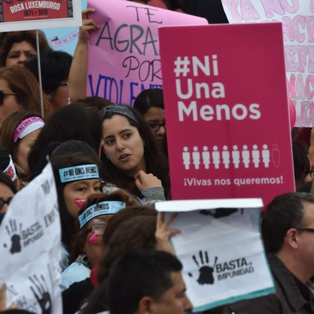 AFPImage copyrightAFP Image caption Entre enero de 2009 y octubre de 2015 se registraron 795 víctimas de feminicidios, según la Fiscalía de Perú, país en el que se llevó a cabo esta manifestación de agosto. Getty