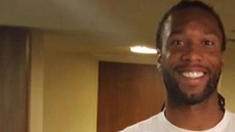 Larry Fitzgerald, receptor de los Cardinals en la NFL, posa orgulloso tras haber votado.