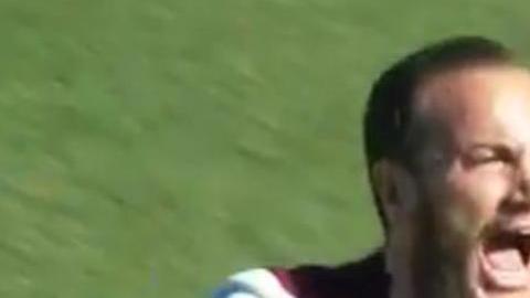 Shkelzen Gashi festejó con todo su gol ante el Galaxy.