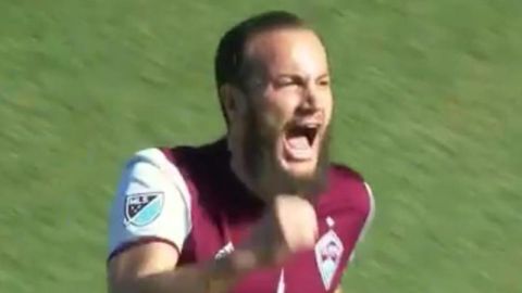 Shkelzen Gashi festejó con todo su gol ante el Galaxy.