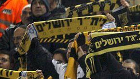 Aficionados del Beitar Jerusalem F.C. apoyando a su equipo.