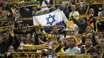 Aficionados del Beitar Jerusalem F.C. apoyando a su equipo.