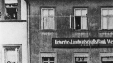 Adolf Hitler saluda a a paramilitares en Alemania el 13 de noviembre de 1930.