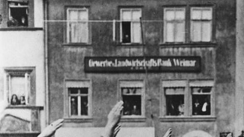 Adolf Hitler saluda a a paramilitares en Alemania el 13 de noviembre de 1930.