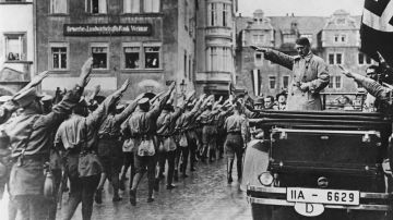 Adolf Hitler saluda a a paramilitares en Alemania el 13 de noviembre de 1930.