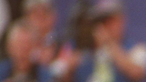 Jay Novacek, ala cerrada de los Cowboys, es detenido por Carnell Lake #37 y Darren Perry #39 de los Steelers en el Super Bowl XXX.