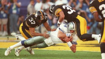 Jay Novacek, ala cerrada de los Cowboys, es detenido por Carnell Lake #37 y Darren Perry #39 de los Steelers en el Super Bowl XXX.