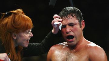 Una doctora atiende a un joven Oscar De La Hoya en su pelea ante Shane Mosley en 2003.